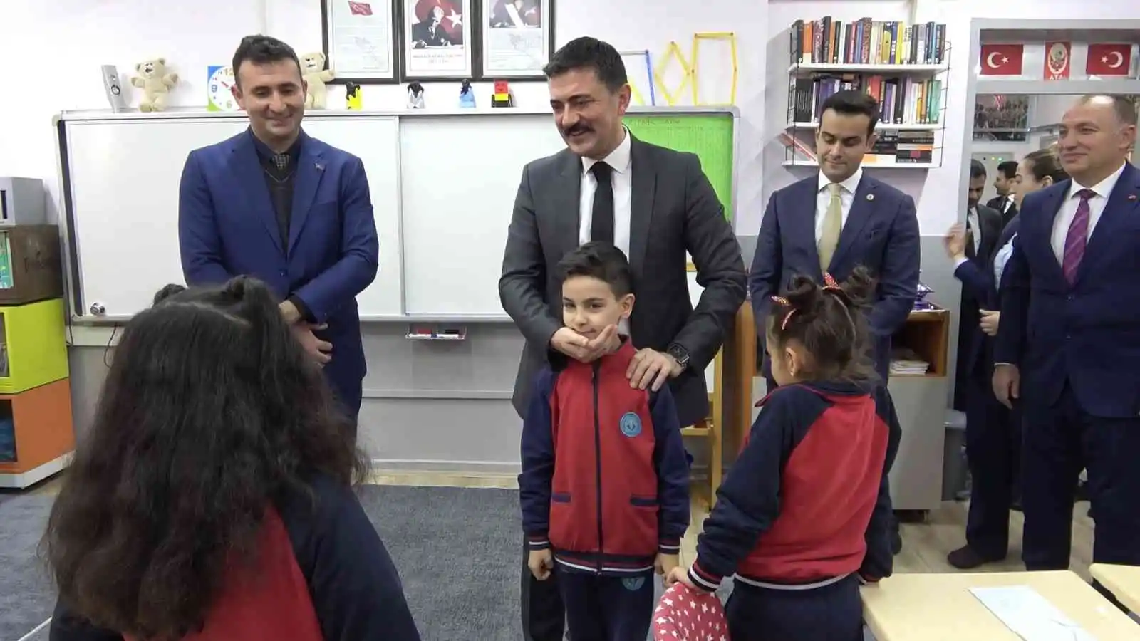 Bu sınıfa ayakkabı ile girilmesi yasak: Ev ortamında eğitim gören öğrenciler karnelerini validen aldı