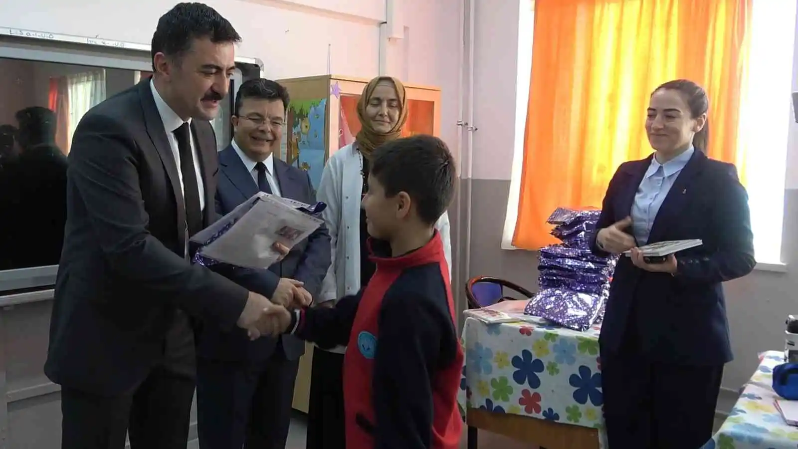 Bu sınıfa ayakkabı ile girilmesi yasak: Ev ortamında eğitim gören öğrenciler karnelerini validen aldı