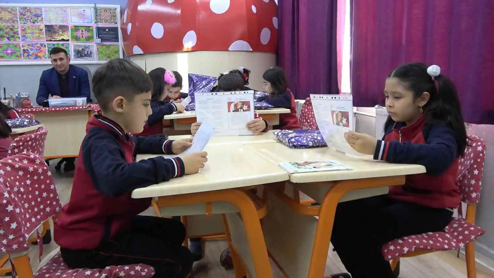 Bu sınıfa ayakkabı ile girilmesi yasak: Ev ortamında eğitim gören öğrenciler karnelerini validen aldı