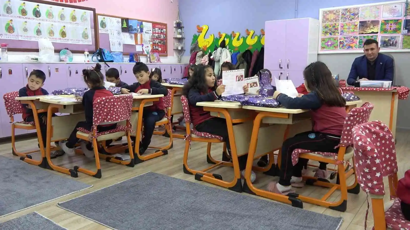 Bu sınıfa ayakkabı ile girilmesi yasak: Ev ortamında eğitim gören öğrenciler karnelerini validen aldı