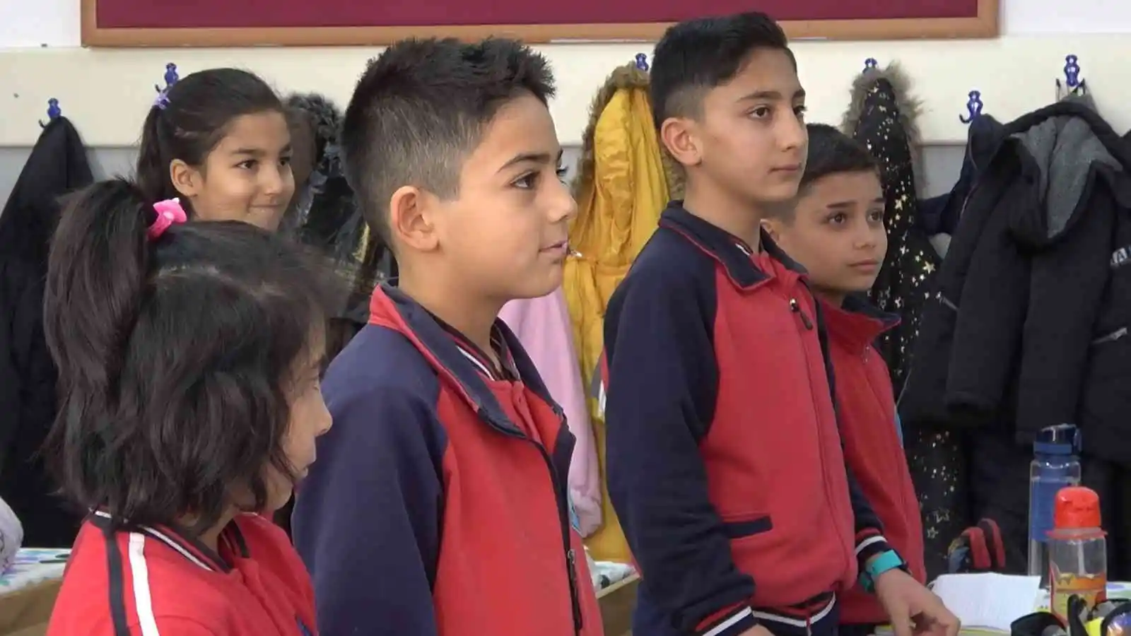 Bu sınıfa ayakkabı ile girilmesi yasak: Ev ortamında eğitim gören öğrenciler karnelerini validen aldı