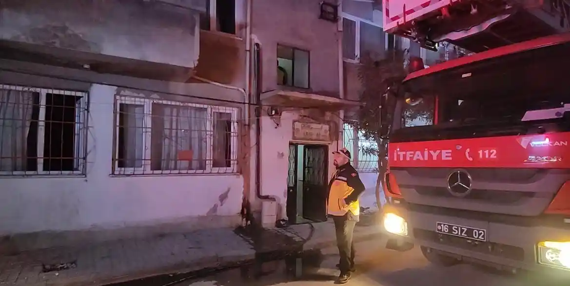 Bursa'da 5 katlı binanın 2. katında doğal gaz patlaması sonucu yangın çıktı
