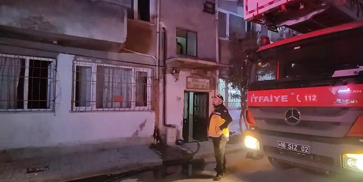 Bursa'da 5 katlı binanın 2. katında doğal gaz patlaması sonucu yangın çıktı