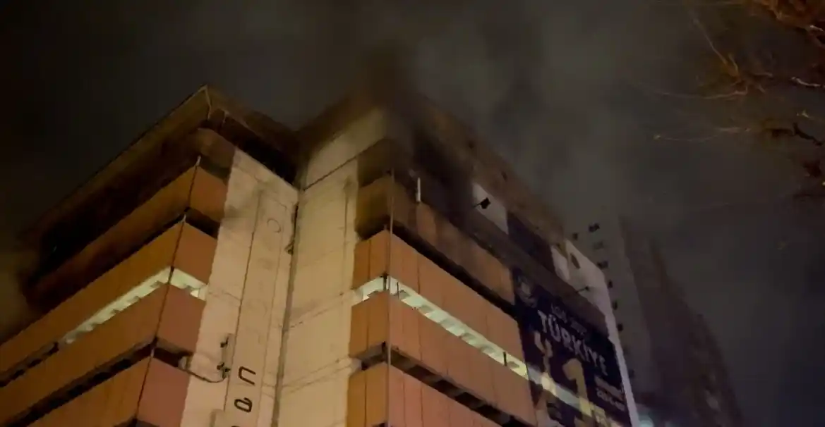 Bursa’da 7 katlı otoparkta çıkan yangında 3 araç kül oldu