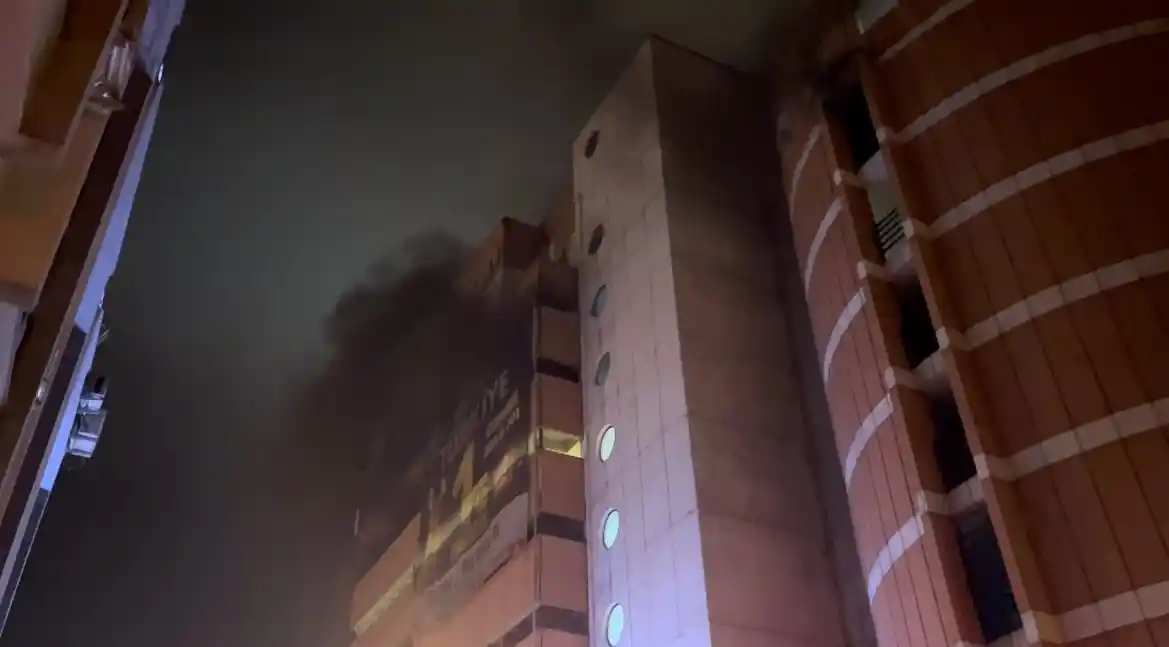 Bursa’da 7 katlı otoparkta çıkan yangında 3 araç kül oldu