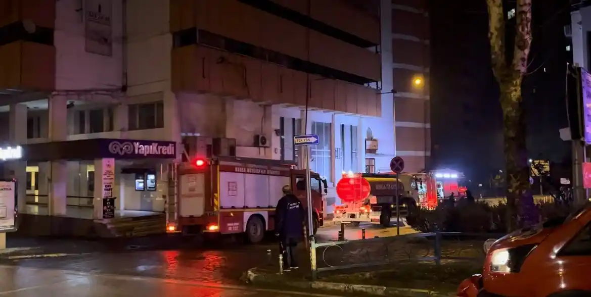 Bursa’da 7 katlı otoparkta çıkan yangında 3 araç kül oldu