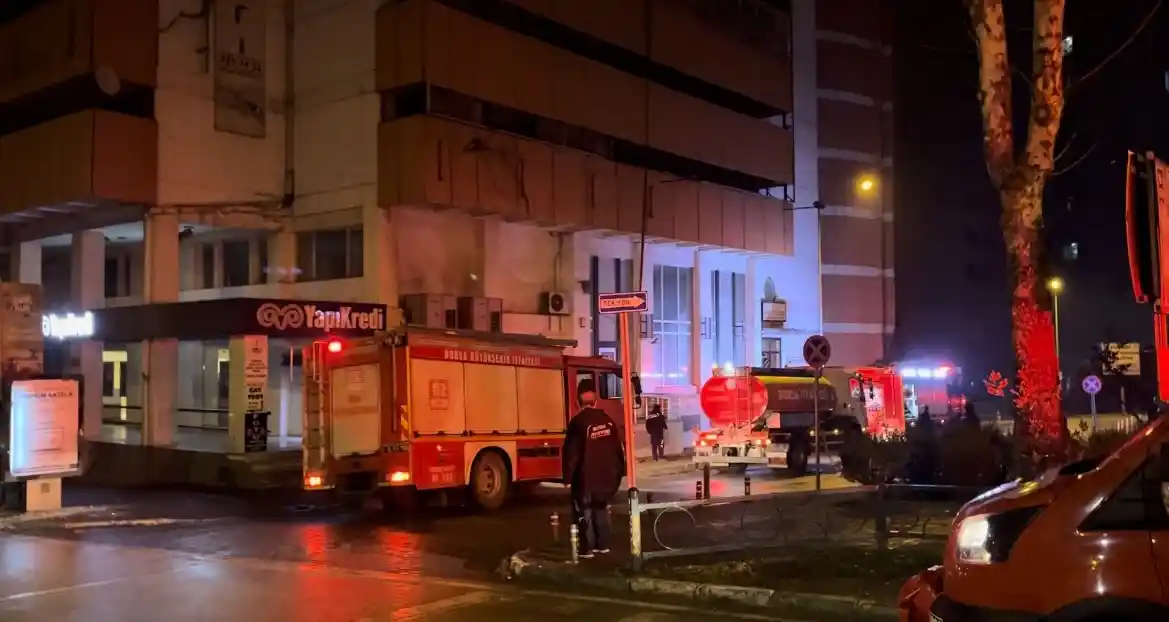 Bursa’da 7 katlı otoparkta çıkan yangında 3 araç kül oldu
