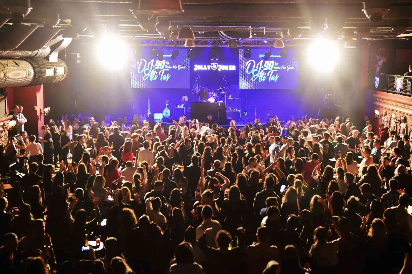 Bursa’da DJ Ai Taş ile 90’lara yolculuk