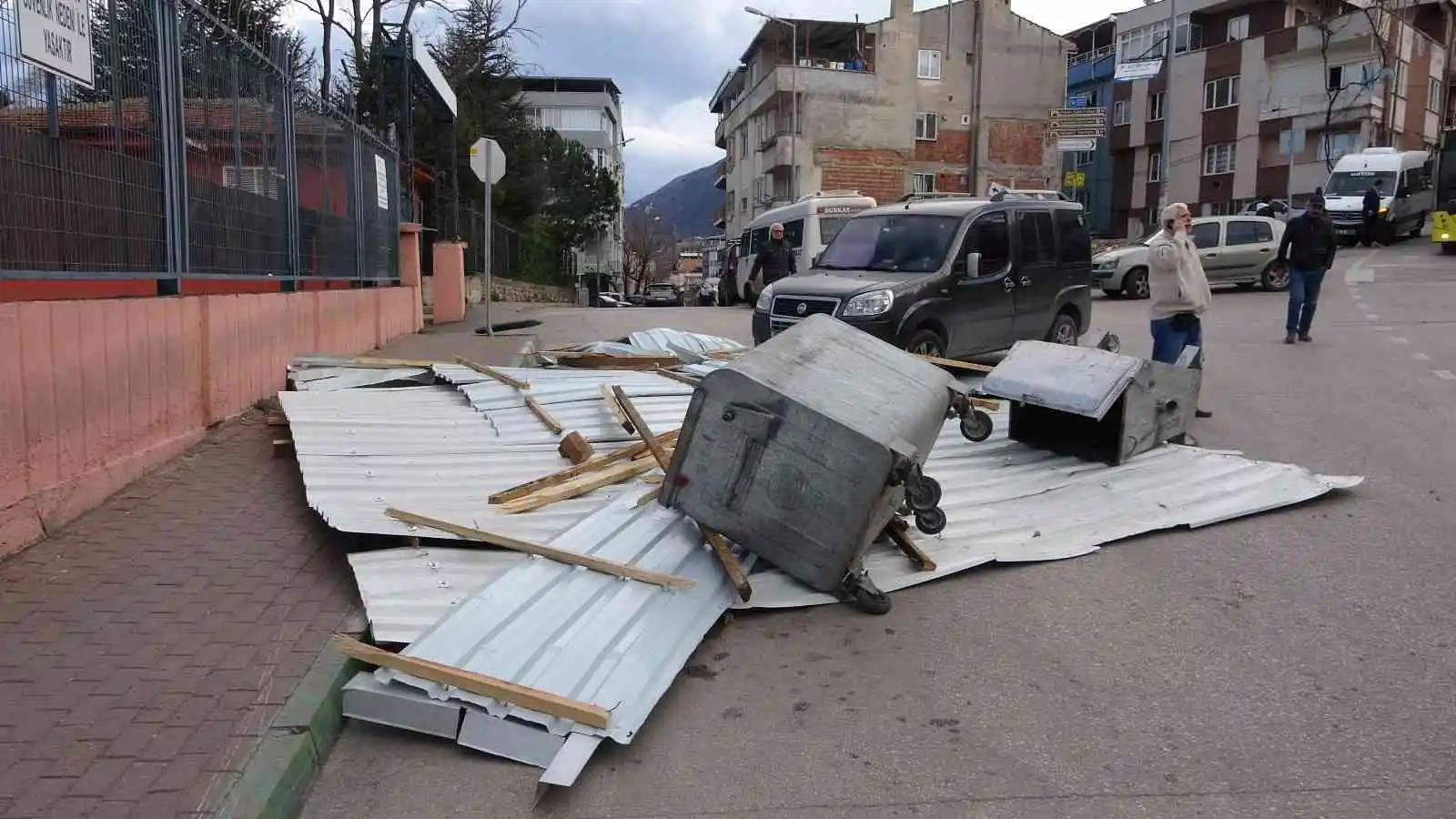 Bursa'da fırtına hayatı felç etti: Ağaçlar devrildi, otluk alan yangını depoya sıçradı
