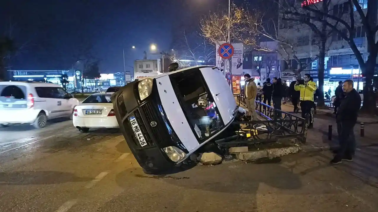 Bursa'da hafif ticarî araç yan yattı
