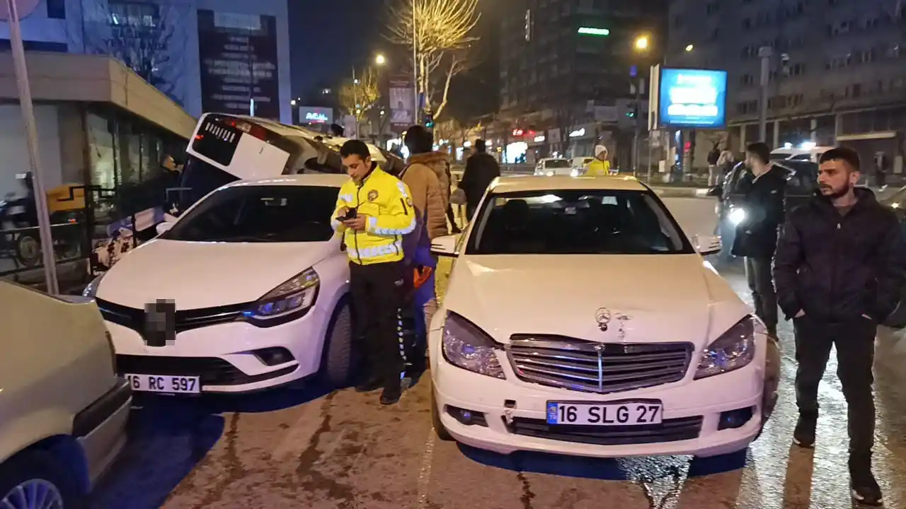 Bursa’da hafif ticarî araç yan yattı