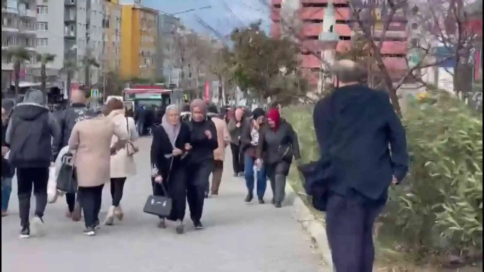 Bursa'da şiddetli lodos hayatı felç etti