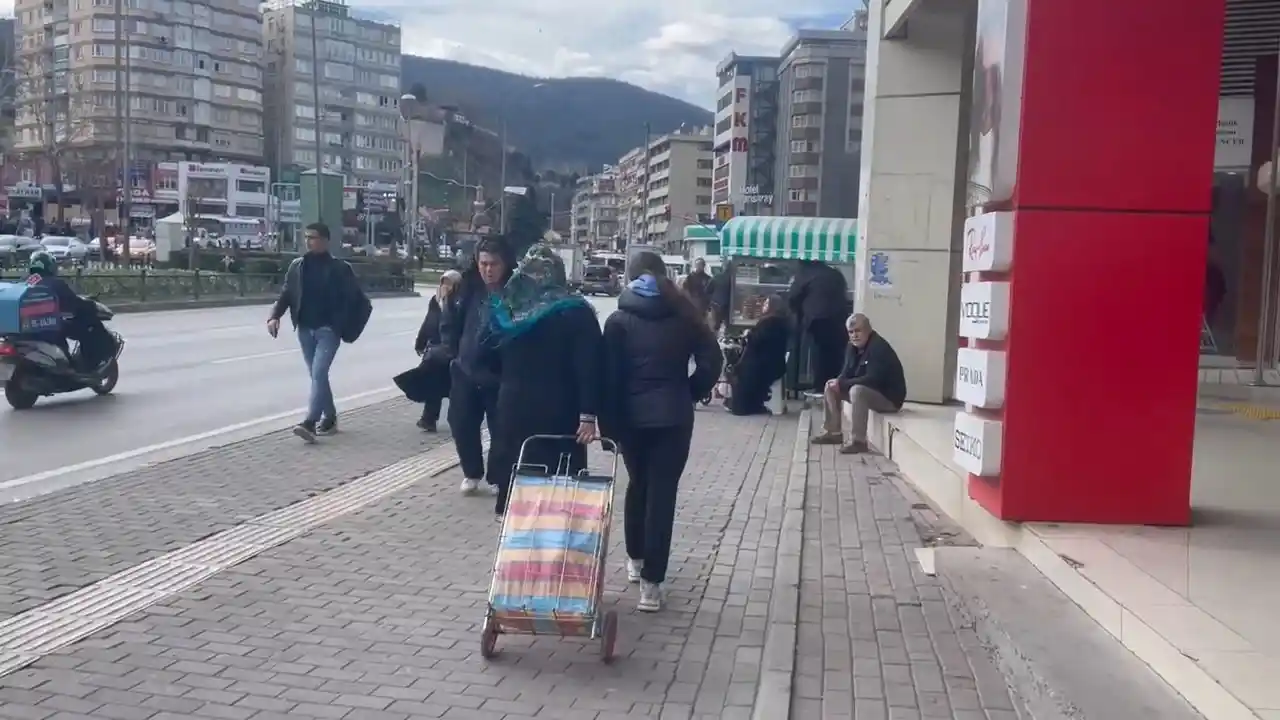 Bursa’da şiddetli lodos hayatı felç etti
