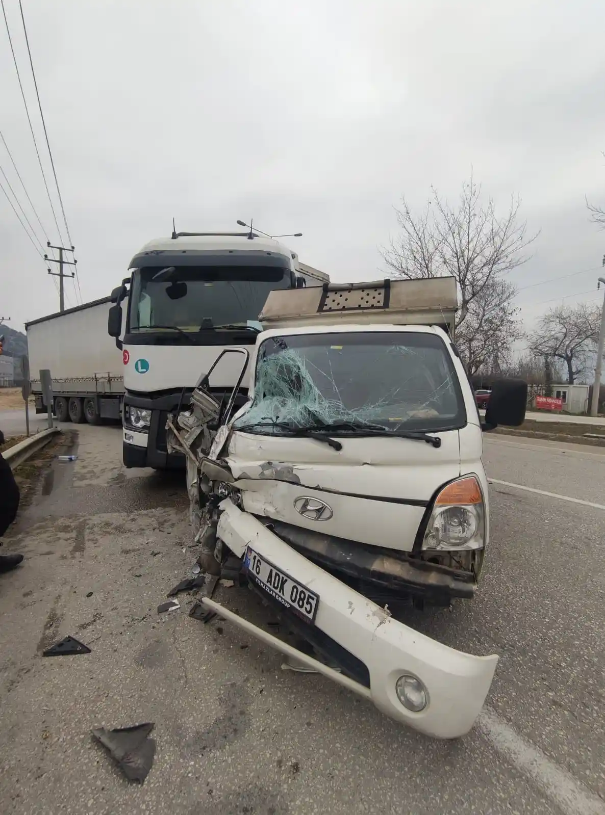 Bursa'da TIR ile kamyonet çarpıştı, sıkışan yolcuyu itfaiye kurtardı
