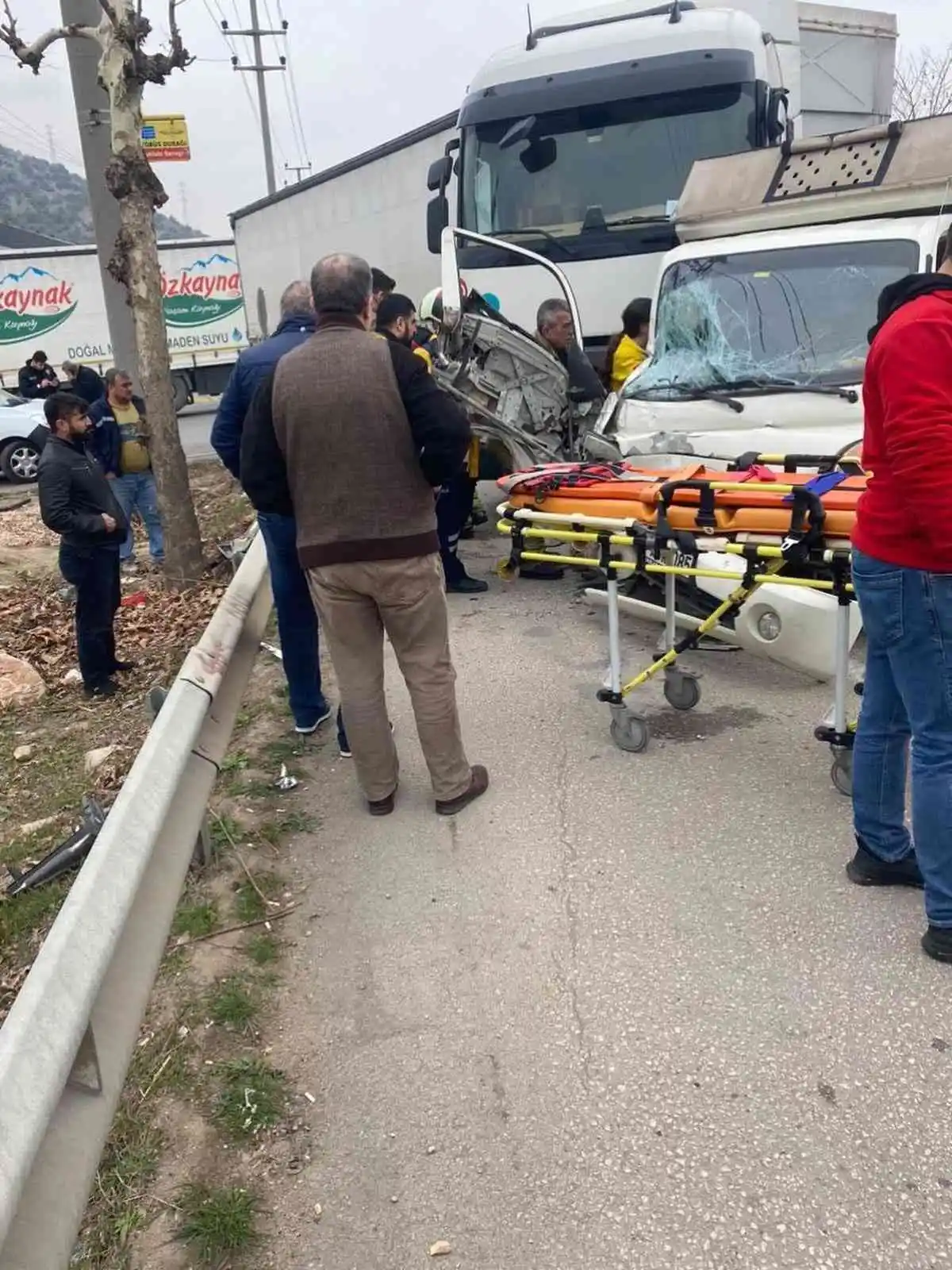 Bursa’da TIR ile kamyonet çarpıştı, sıkışan yolcuyu itfaiye kurtardı
