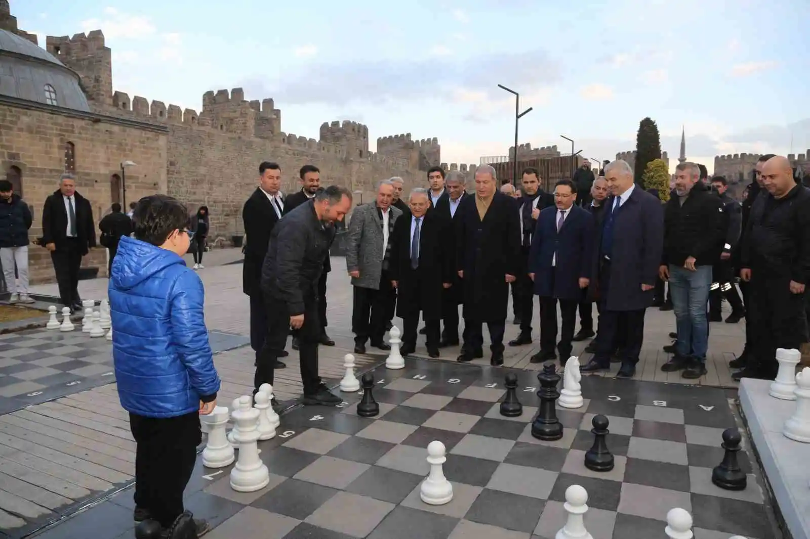 Büyükkılıç, Bakan Akar ile Tarihi Kalede Vatandaşlarla Buluştu
