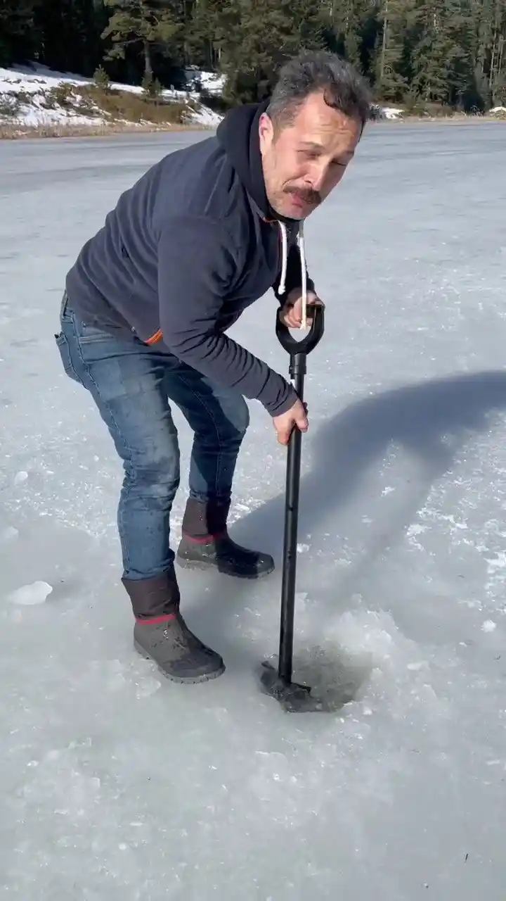 Buz tutan gölde balık tuttular