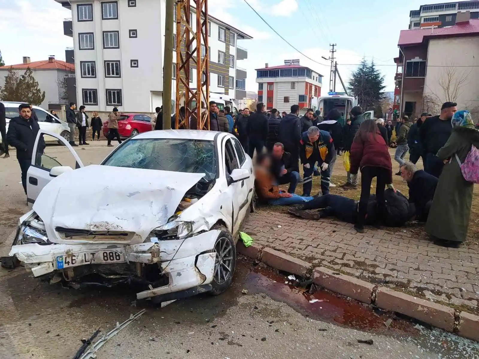 Çarpmanın etkisiyle savrulan otomobil anne ve oğlunu ezdi: 6 yaralı