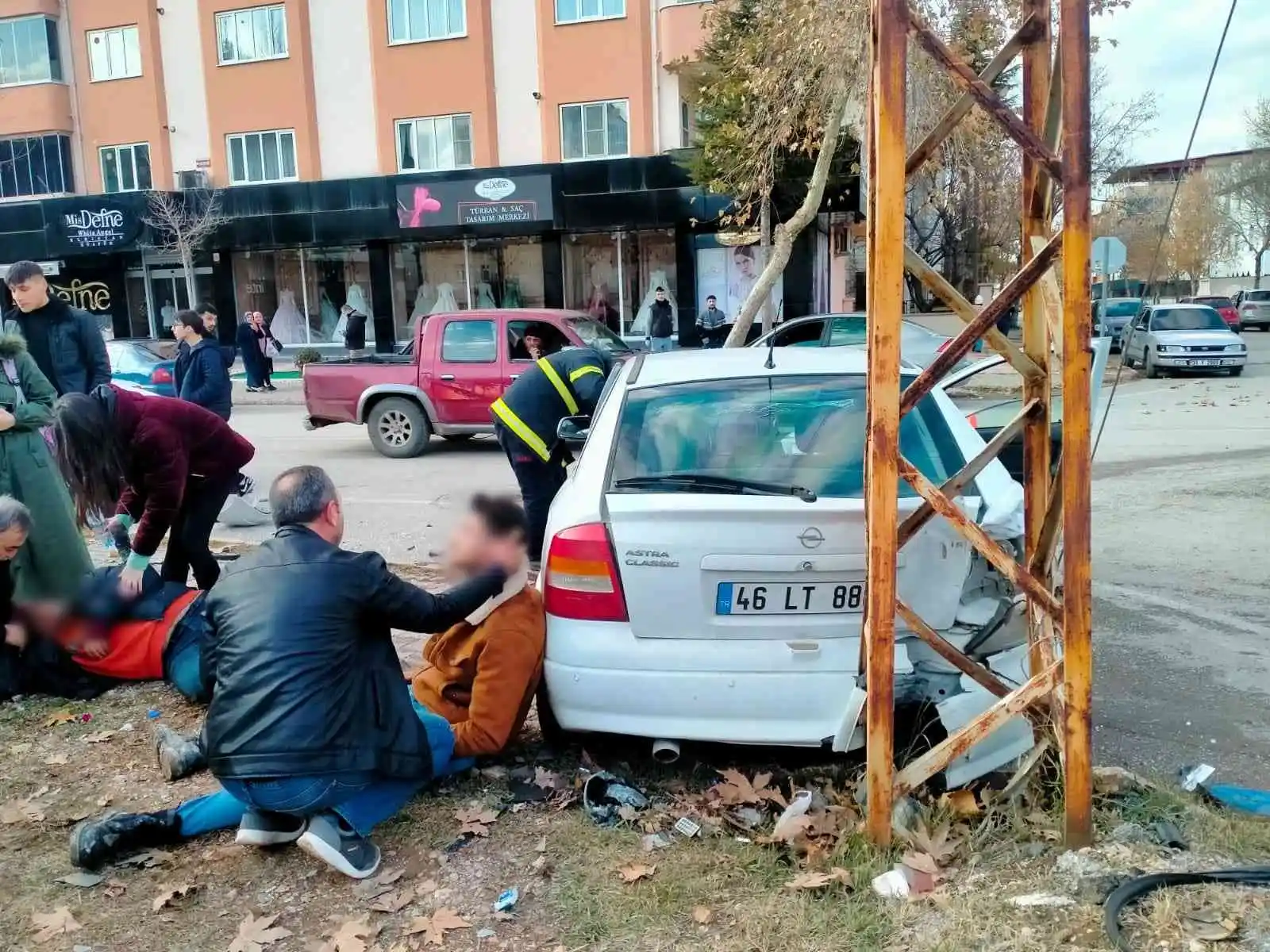Çarpmanın etkisiyle savrulan otomobil anne ve oğlunu ezdi: 6 yaralı