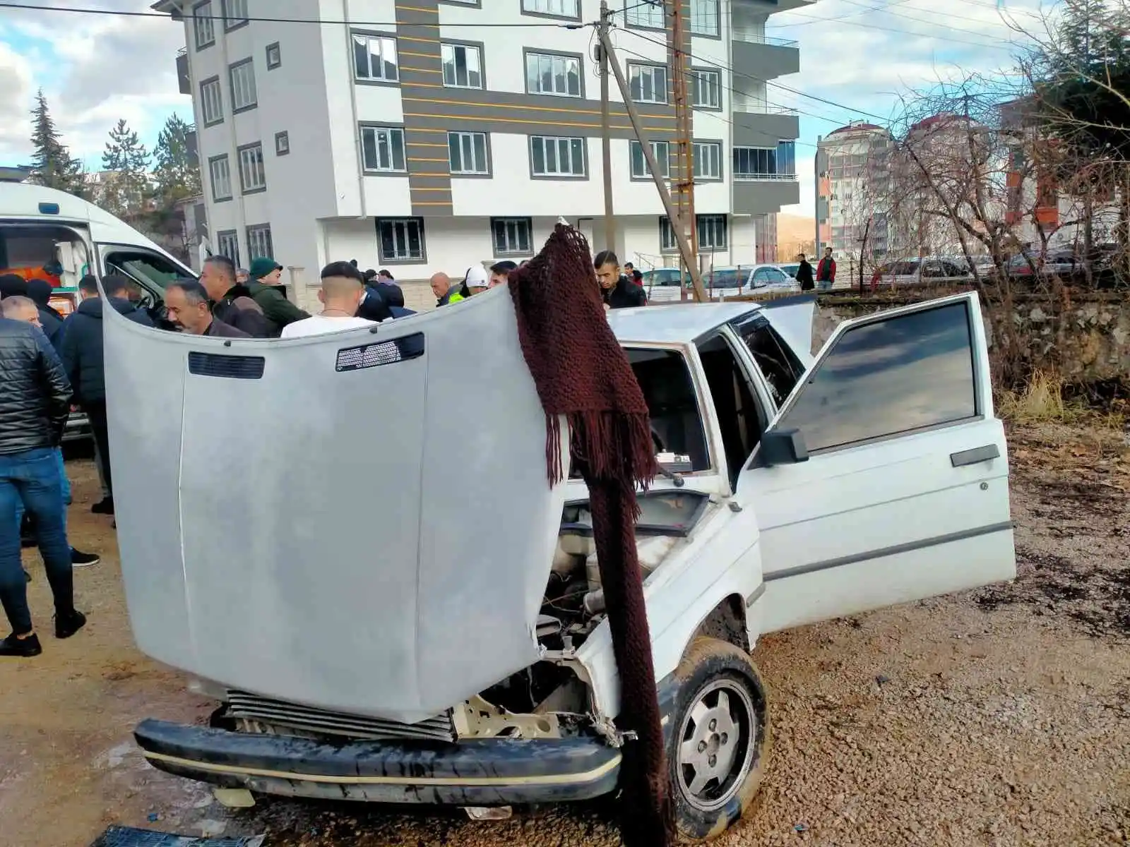 Çarpmanın etkisiyle savrulan otomobil anne ve oğlunu ezdi: 6 yaralı