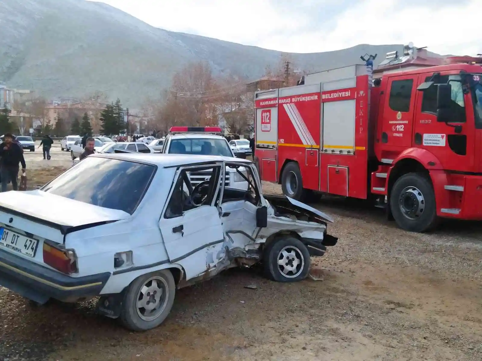 Çarpmanın etkisiyle savrulan otomobil anne ve oğlunu ezdi: 6 yaralı