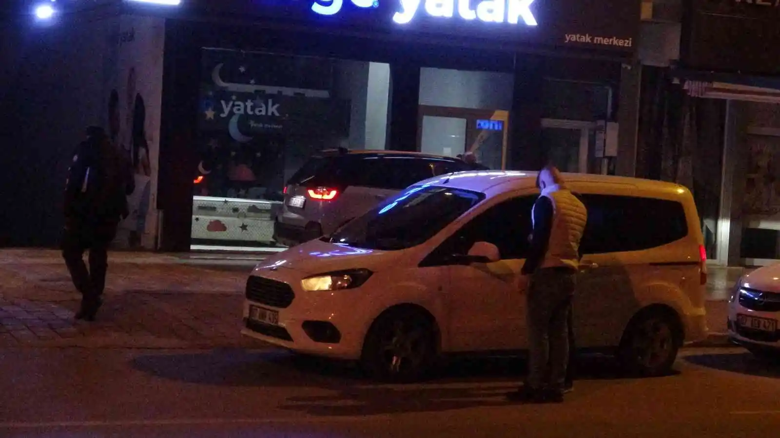 Çatıya çıkınca babasının cesedi ile karşılaştı