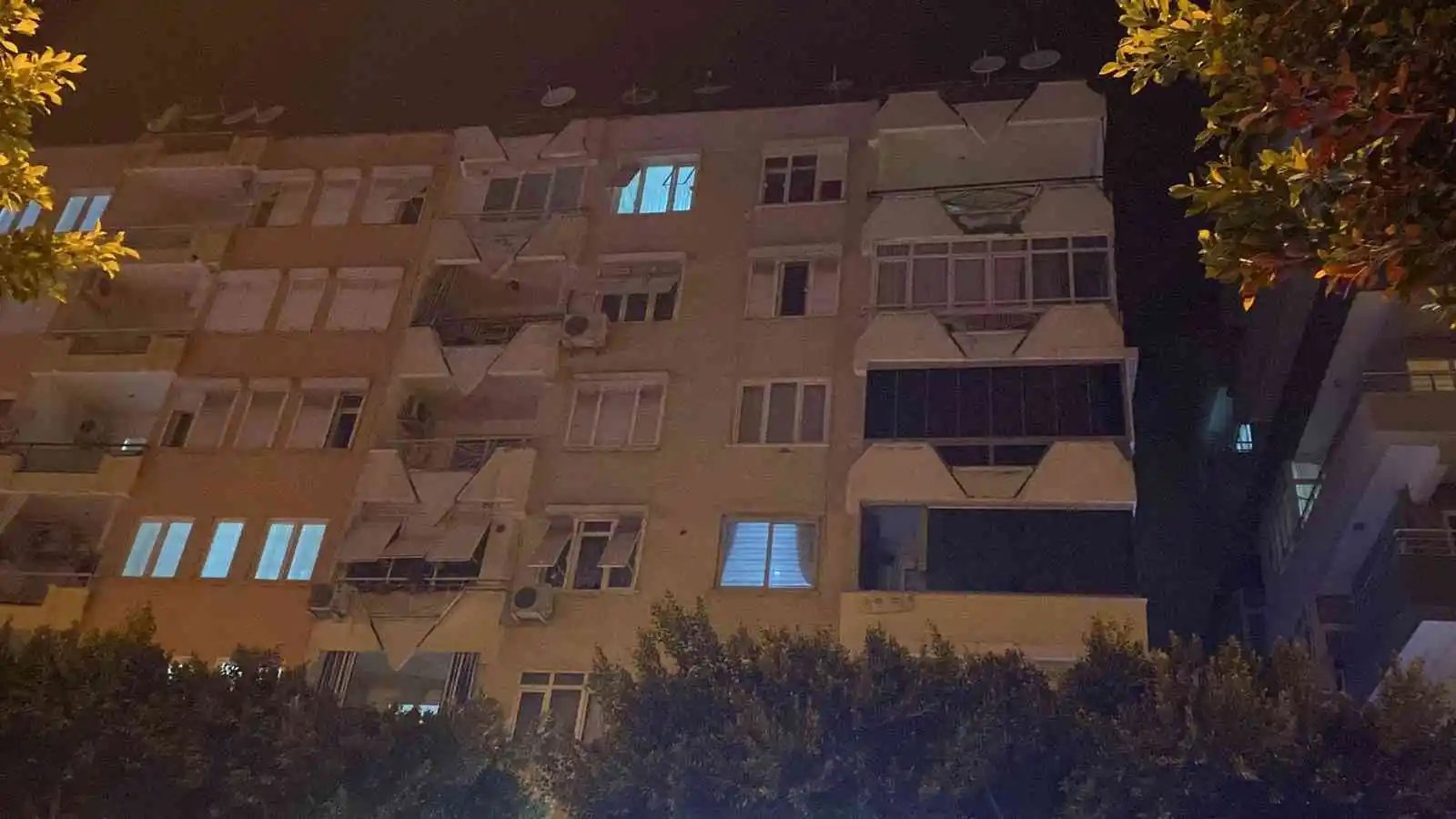 Çatıya çıkınca babasının cesedi ile karşılaştı