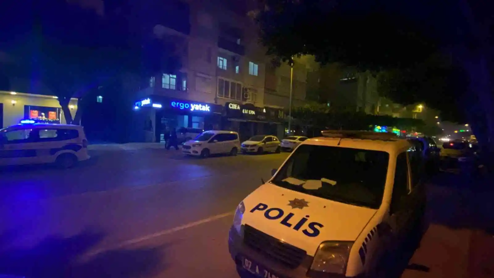 Çatıya çıkınca babasının cesedi ile karşılaştı