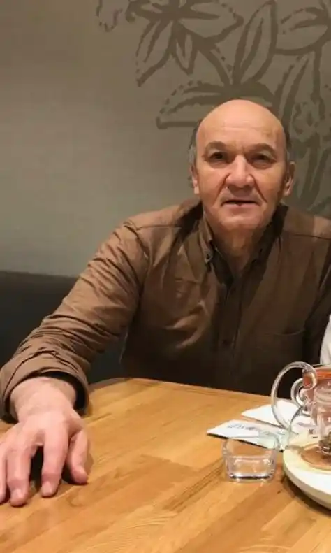 Çatıya çıkınca babasının cesedi ile karşılaştı
