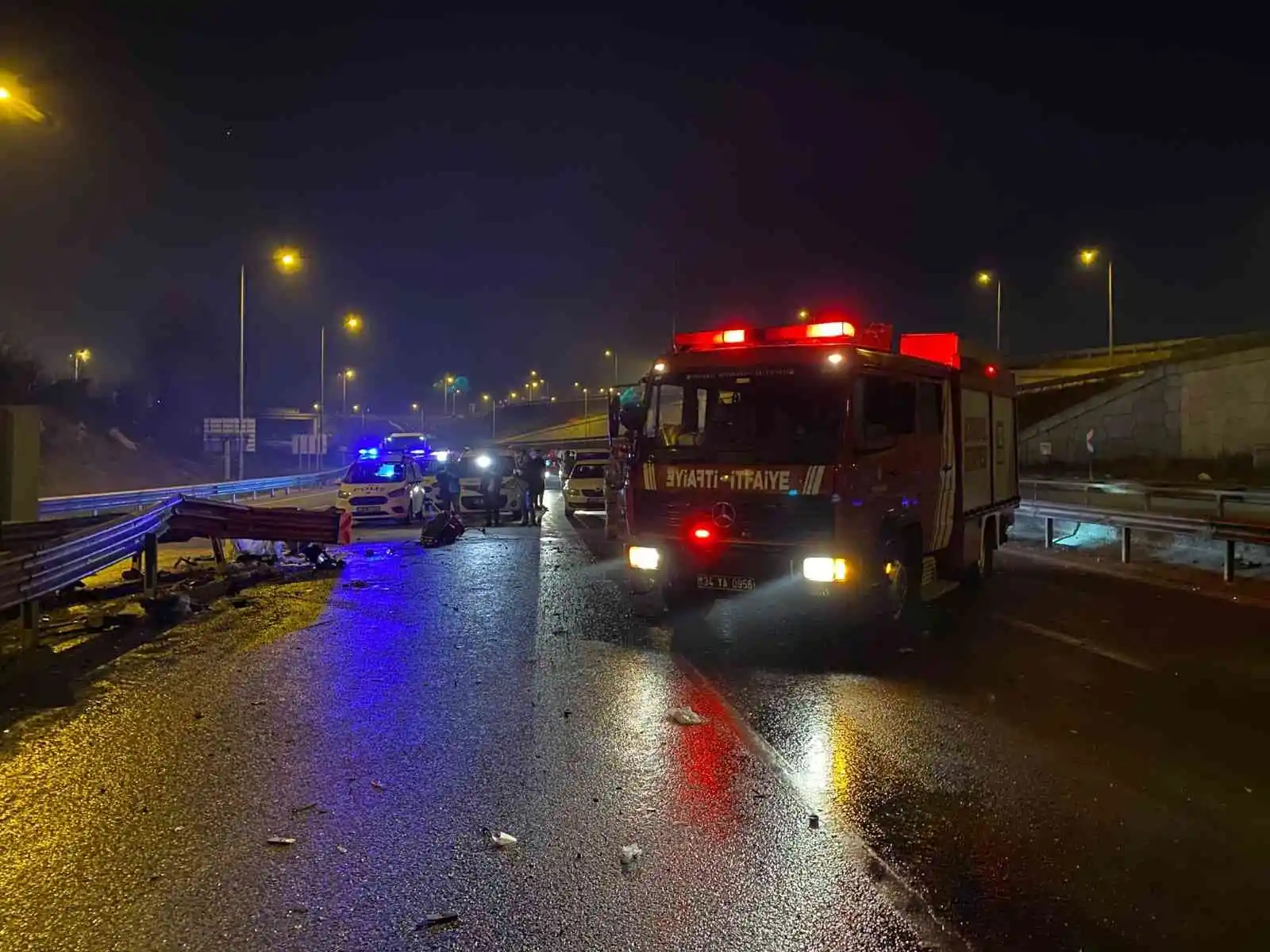 Çekmeköy'de bariyerlere çarpan aracın motoru yola fırladı: 3 ağır yaralı
