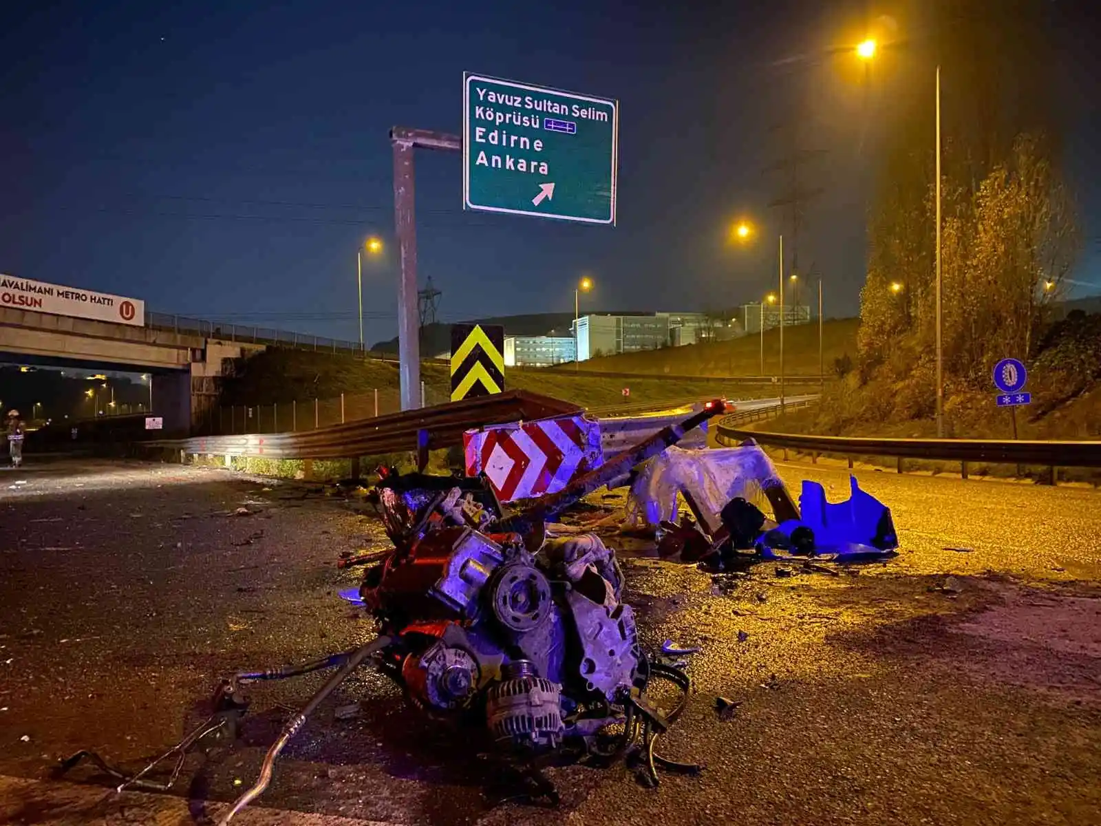 Çekmeköy’de bariyerlere çarpan aracın motoru yola fırladı: 3 ağır yaralı