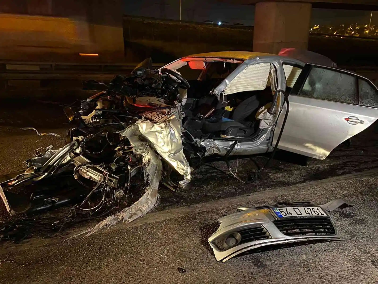 Çekmeköy’de bariyerlere çarpan aracın motoru yola fırladı: 3 ağır yaralı
