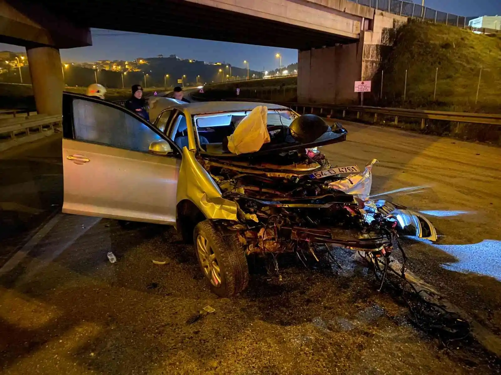 Çekmeköy’de bariyerlere çarpan aracın motoru yola fırladı: 3 ağır yaralı
