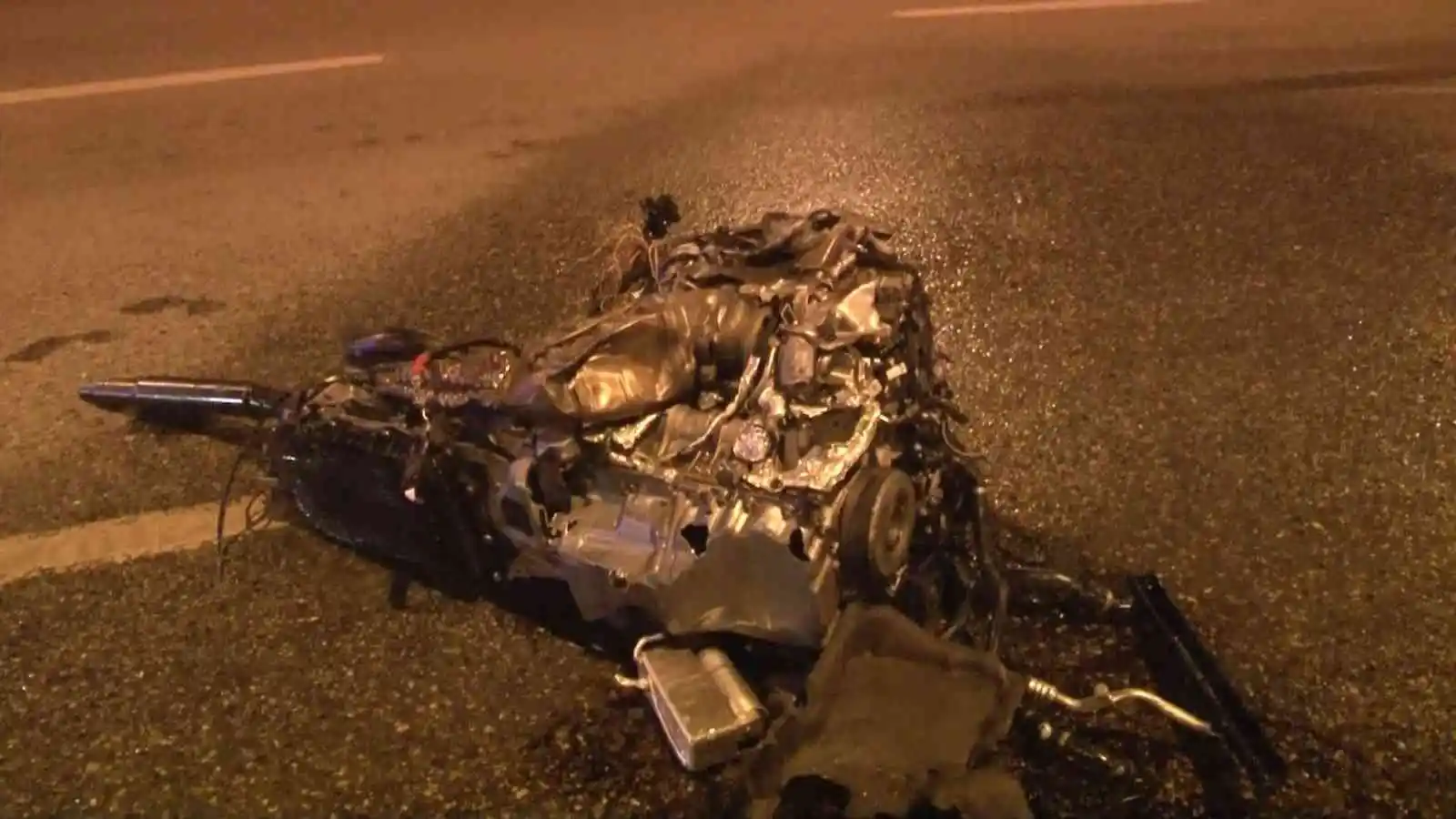 Çekmeköy’de kontrolden çıkıp takla atan aracın motoru yola fırladı: 3 yaralı
