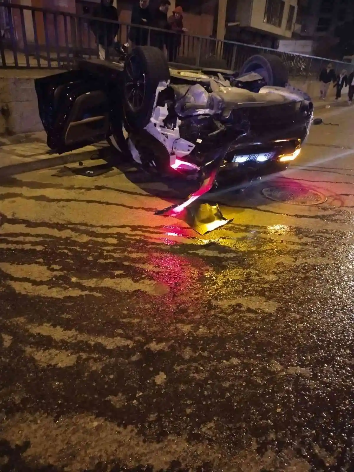 Çekmeköy’de kontrolden çıkıp takla atan aracın motoru yola fırladı: 3 yaralı
