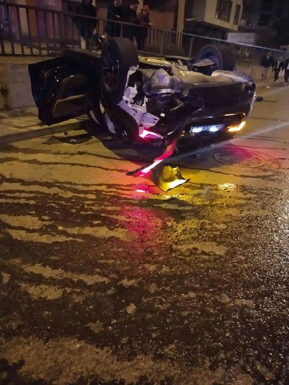 Çekmeköy’de kontrolden çıkıp takla atan aracın motoru yola fırladı: 3 yaralı