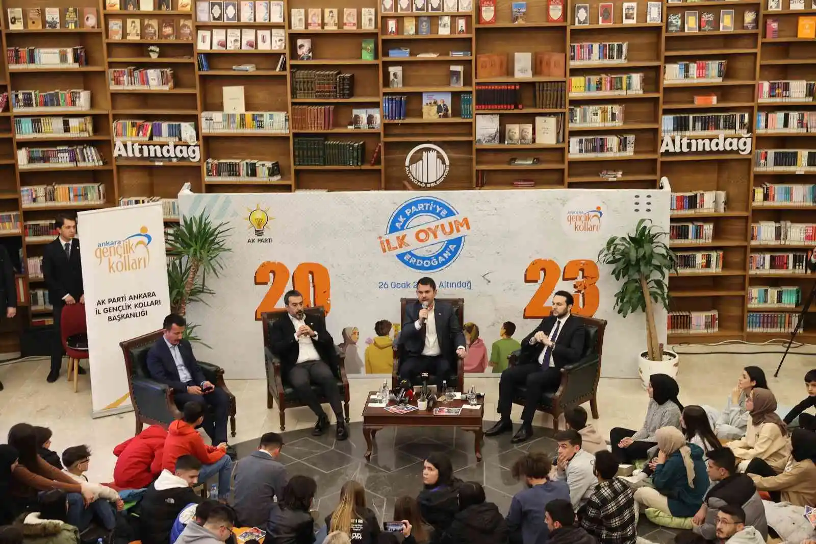 Çevre, Şehircilik ve İklim Değişikliği Bakanı Kurum, Ankara'da gençlerle bir araya geldi