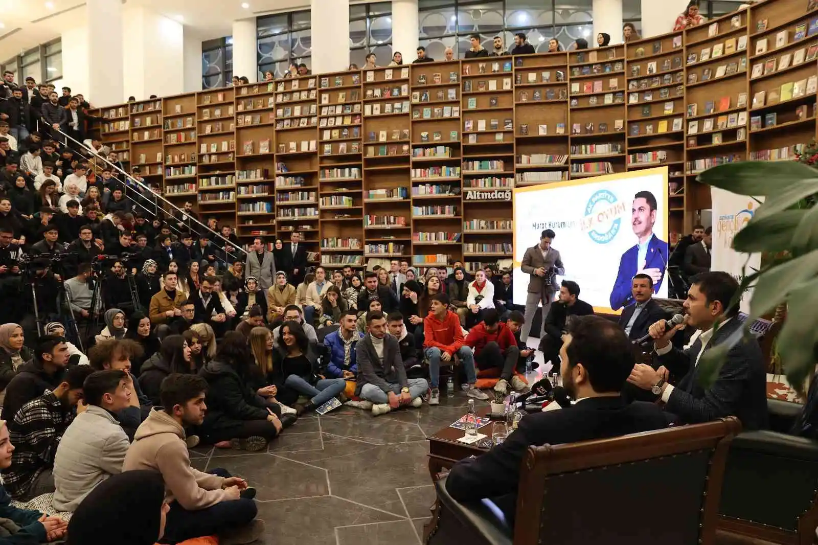 Çevre, Şehircilik ve İklim Değişikliği Bakanı Kurum, Ankara’da gençlerle bir araya geldi