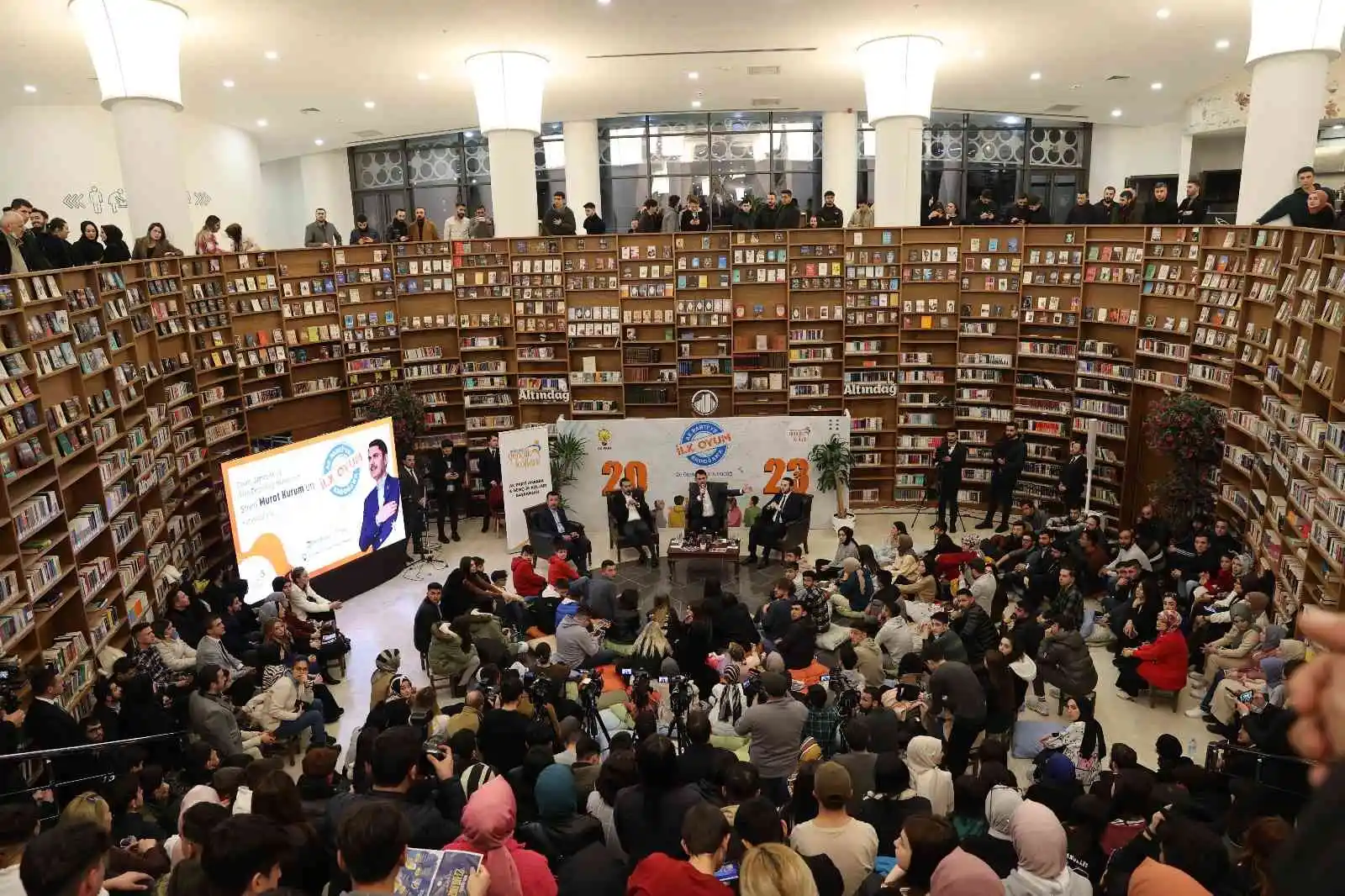 Çevre, Şehircilik ve İklim Değişikliği Bakanı Kurum, Ankara’da gençlerle bir araya geldi