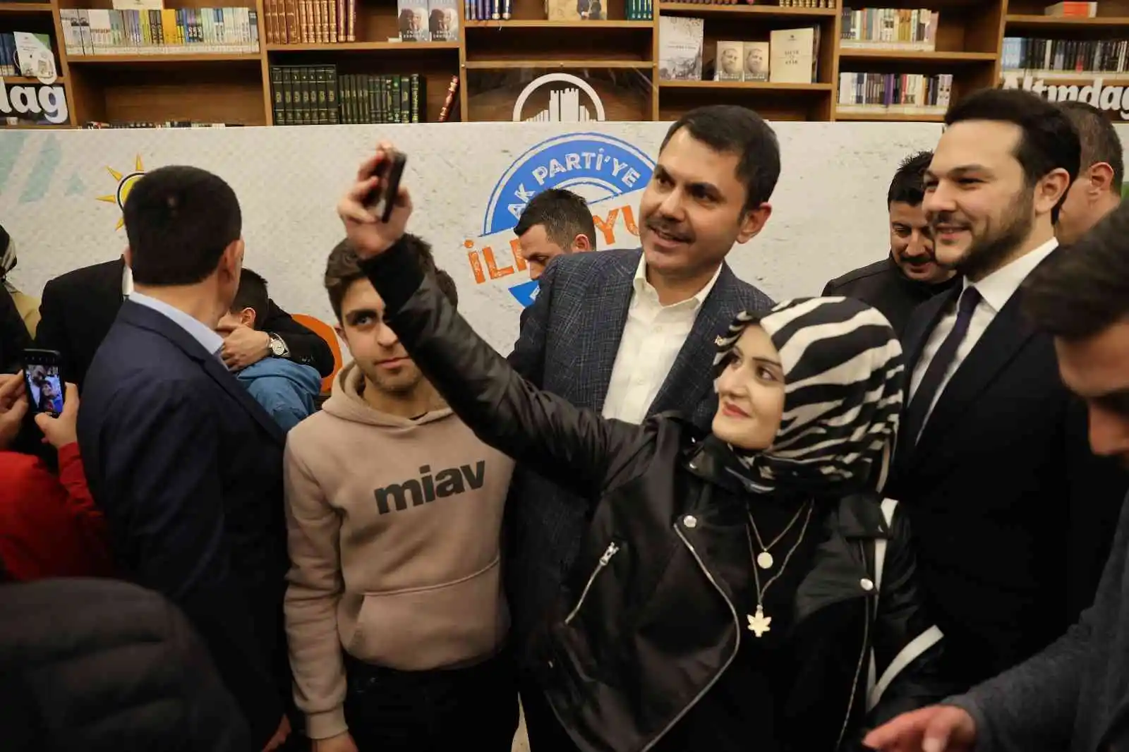 Çevre, Şehircilik ve İklim Değişikliği Bakanı Kurum, Ankara’da gençlerle bir araya geldi