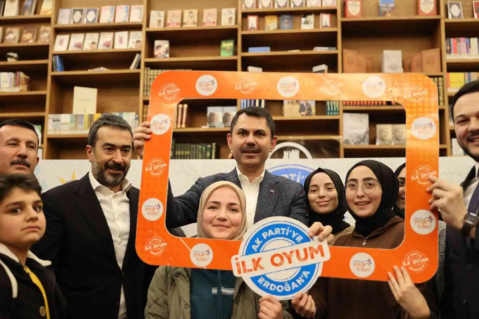 Çevre, Şehircilik ve İklim Değişikliği Bakanı Kurum, Ankara’da gençlerle bir araya geldi