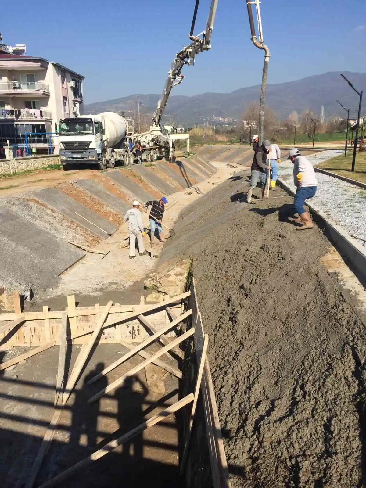 Çine’de dere ıslahı çalışmaları devam ediyor
