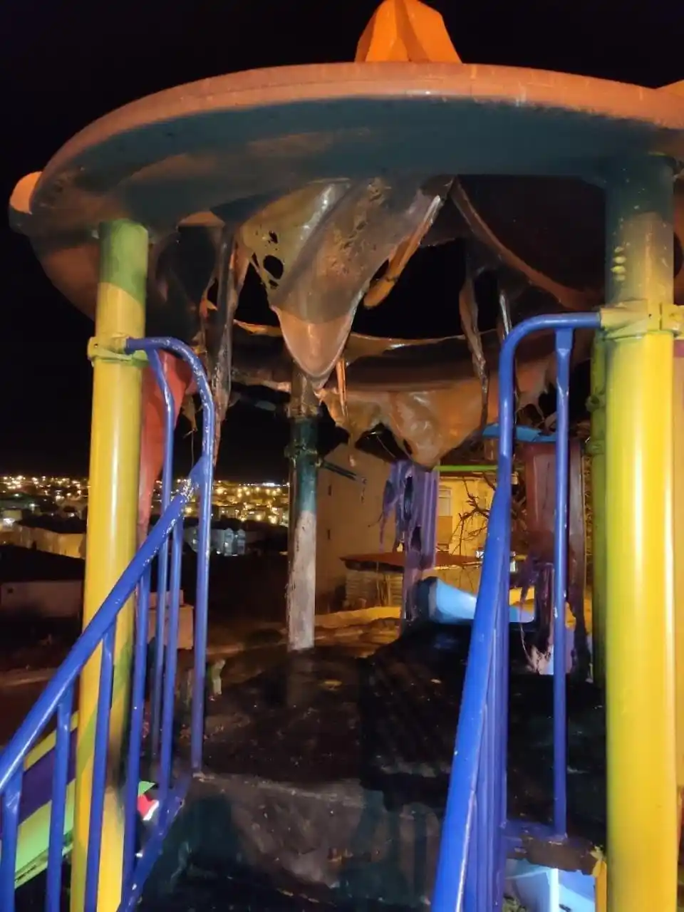 Çocuk parkı alevler içinde kaldı