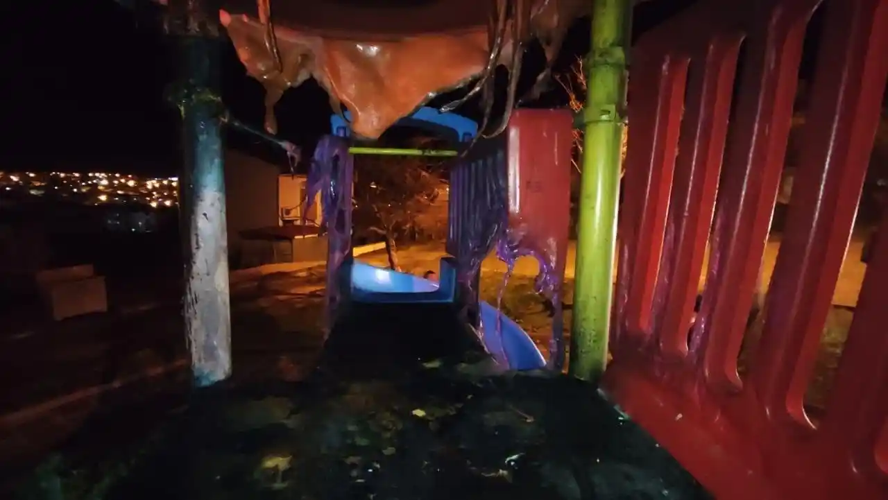 Çocuk parkı alevler içinde kaldı
