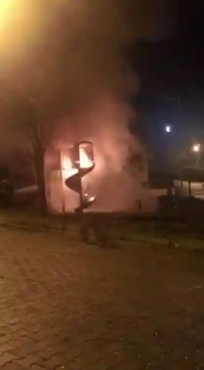 Çocuk parkı alevler içinde kaldı