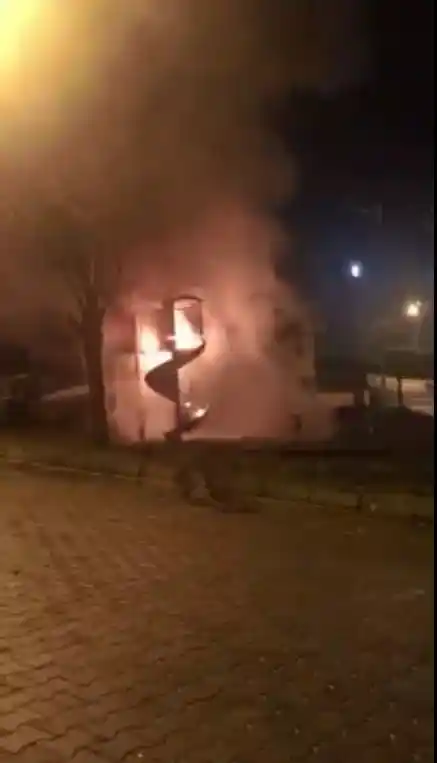 Çocuk parkı alevler içinde kaldı