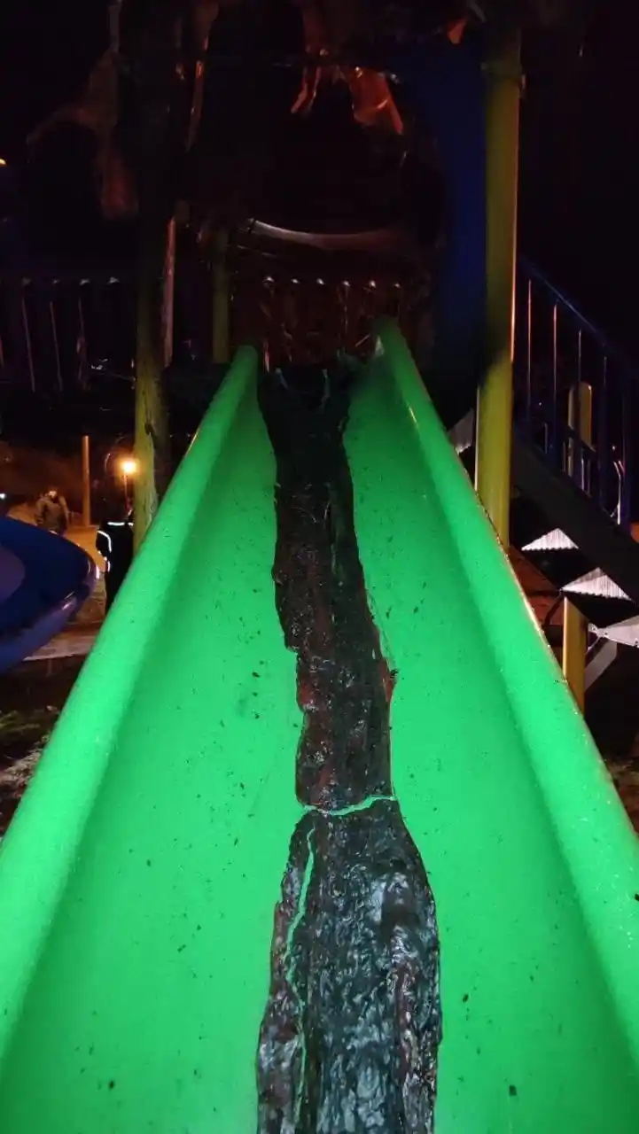 Çocuk parkı alevler içinde kaldı