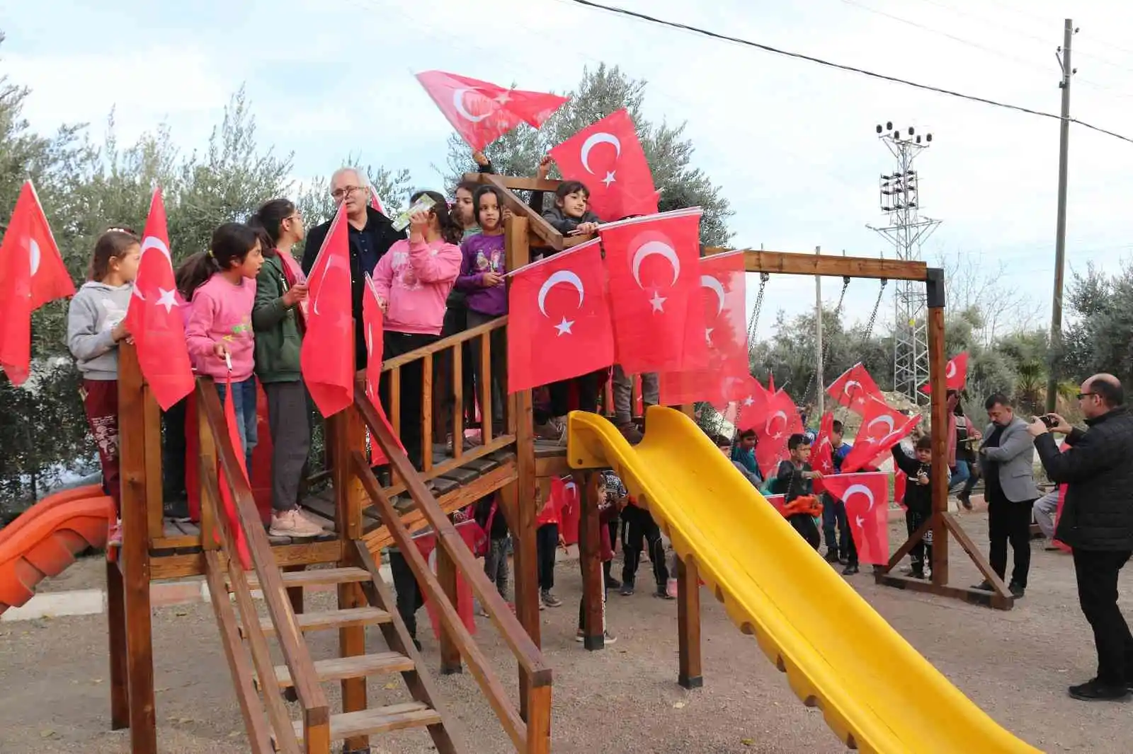 Çocuklar, parklarını yapan başkanı bayraklarla karşıladı
