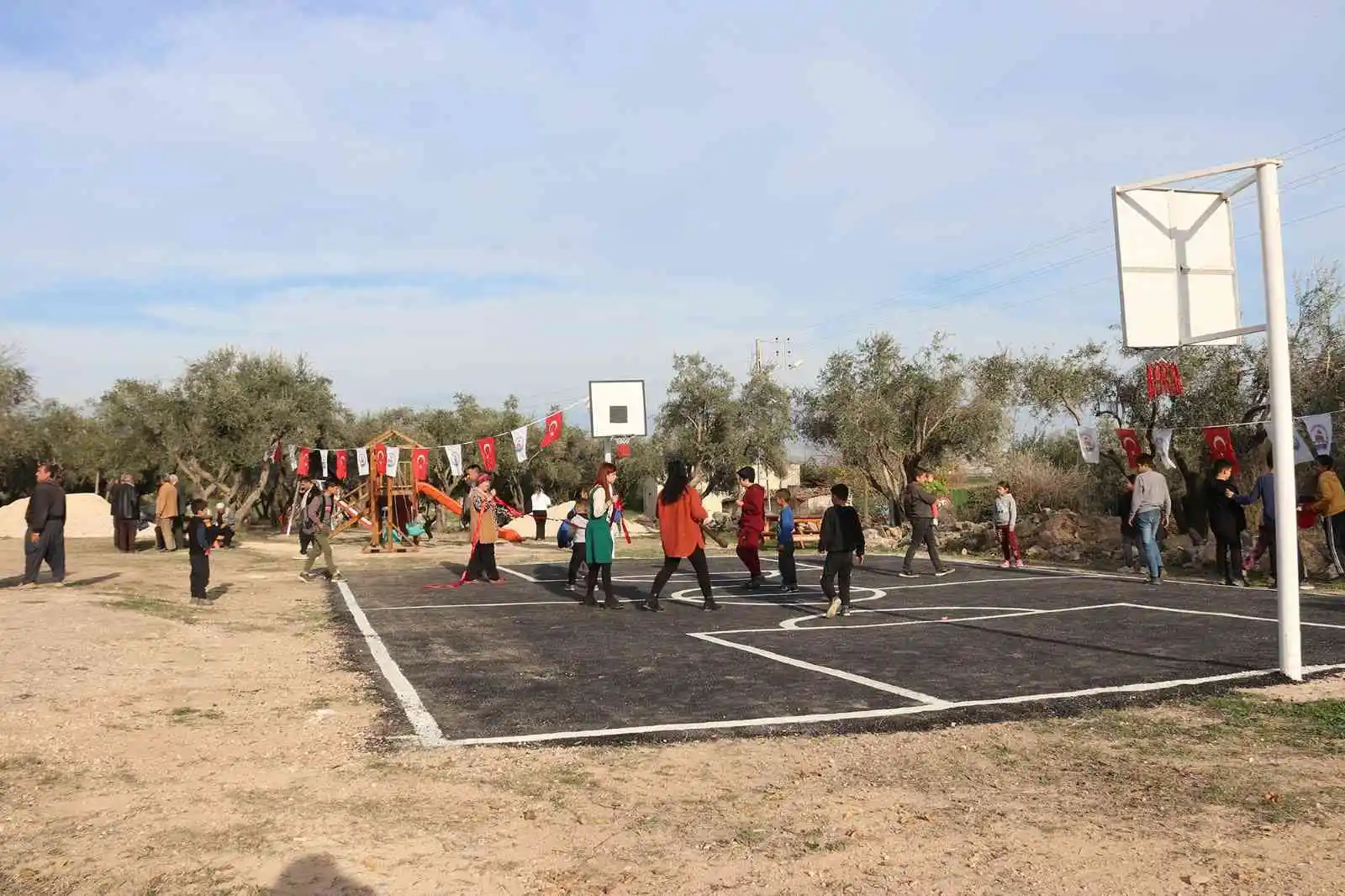 Çocuklar, parklarını yapan başkanı bayraklarla karşıladı
