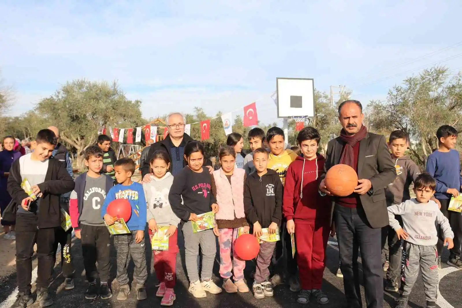 Çocuklar, parklarını yapan başkanı bayraklarla karşıladı
